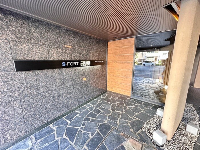 物件外観写真5　(エントランス部分)