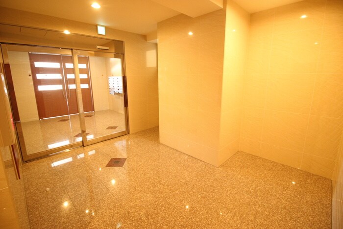 物件外観写真6　(エントランス部分)