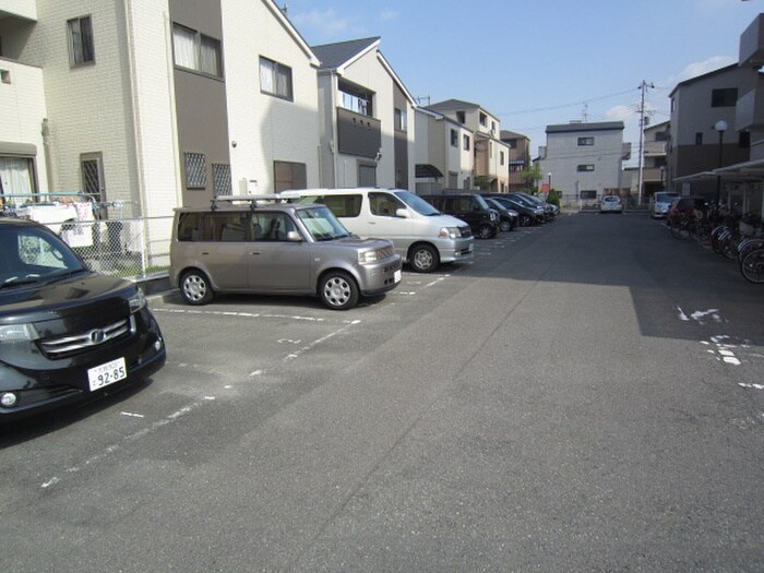 物件外観写真2　(駐車場)