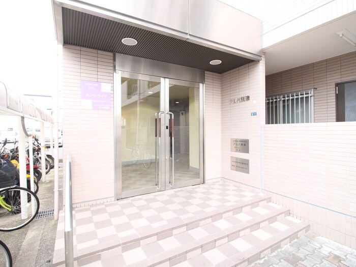 物件外観写真4　(エントランス部分)