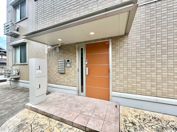 物件外観写真3　(エントランス部分)