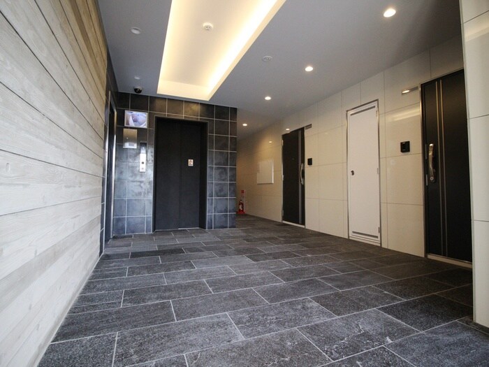 物件外観写真3　(エントランス部分)