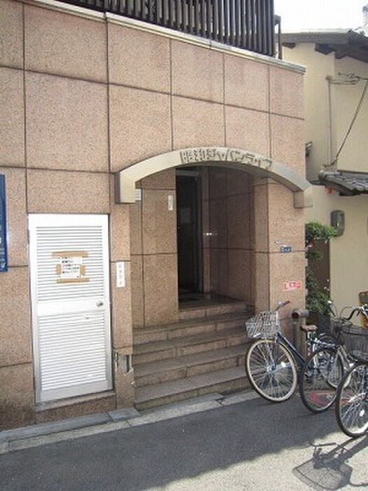 物件外観写真3　(エントランス部分)