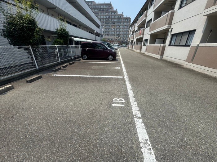 物件外観写真6　(駐車場)
