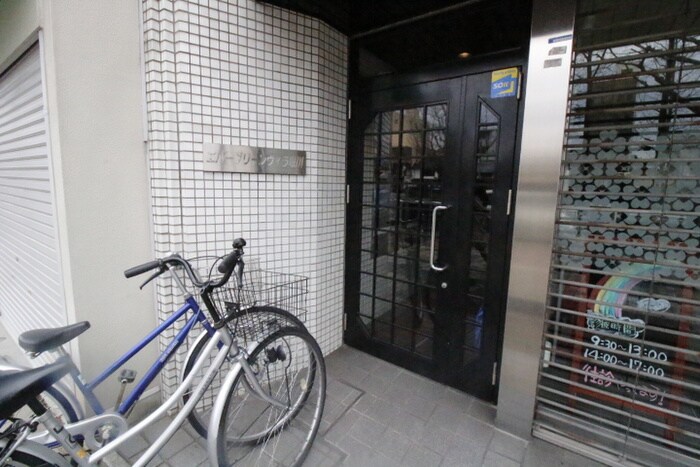 物件外観写真2　(エントランス部分)