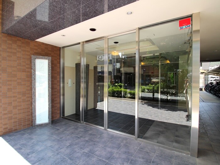 物件外観写真2　(エントランス部分)