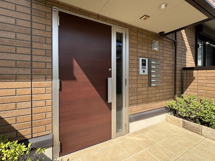 物件外観写真2　(エントランス部分)