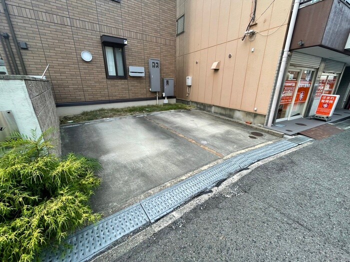 物件外観写真3　(駐車場)