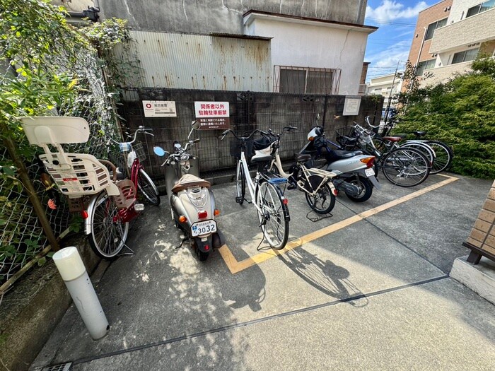 物件外観写真4　(駐輪場)
