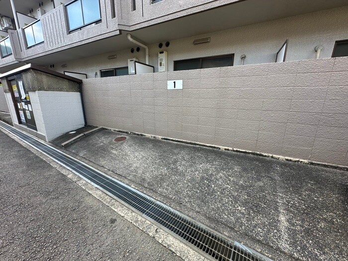 物件外観写真4　(駐車場)