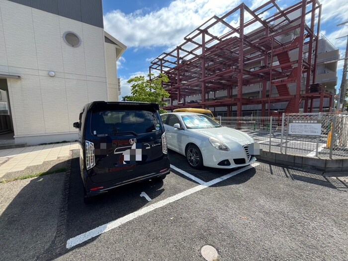 物件外観写真4　(駐車場)
