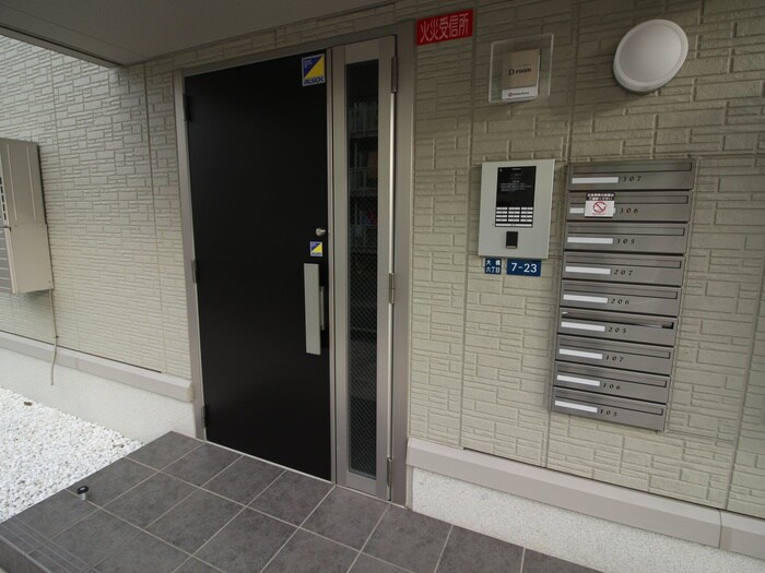 物件外観写真2　(エントランス部分)