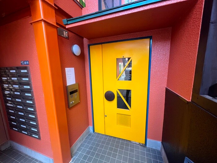 物件外観写真3　(エントランス部分)