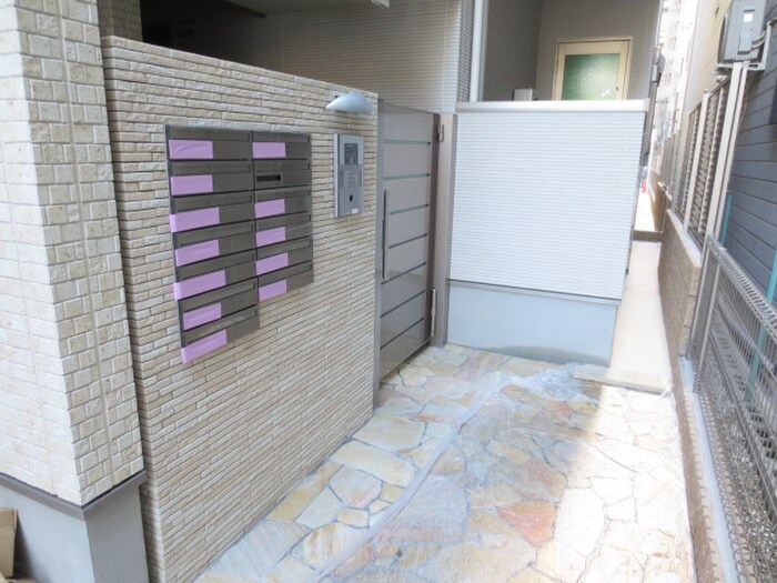 物件外観写真3　(エントランス部分)