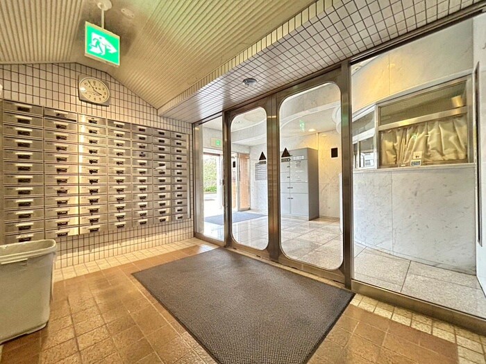 物件外観写真2　(エントランス部分)