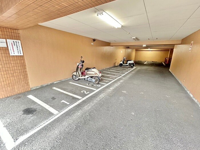 物件外観写真5　(バイク置き場)