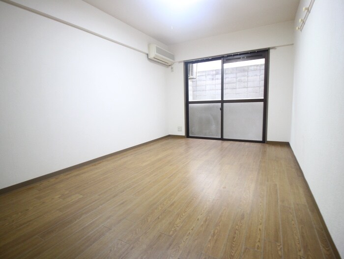 物件内観写真6　(室内からの展望)