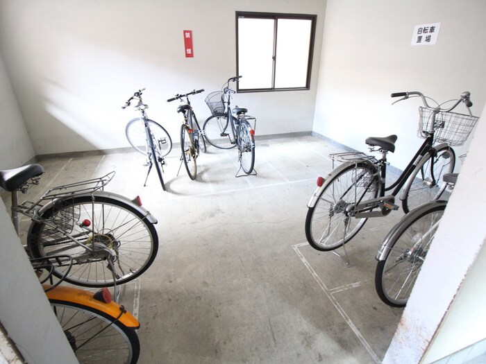 物件外観写真3　(駐輪場)