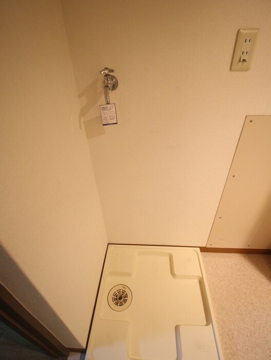 物件内観写真12　(洗濯機置場)