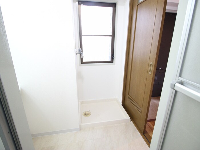 物件内観写真16　(洗濯機置場)
