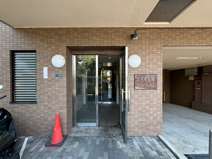 物件外観写真2　(エントランス部分)