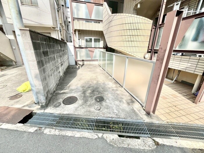 物件外観写真4　(駐車場)