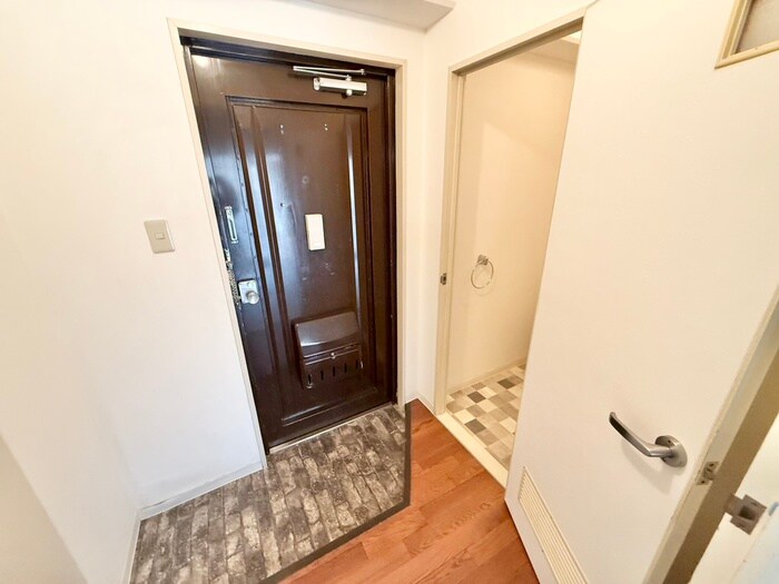 物件内観写真16　(玄関)