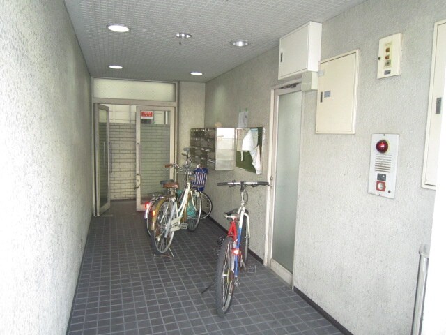 物件外観写真2　(エントランス部分)