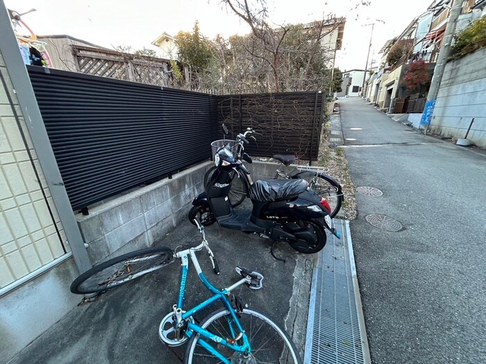 物件外観写真3　(バイク置き場)