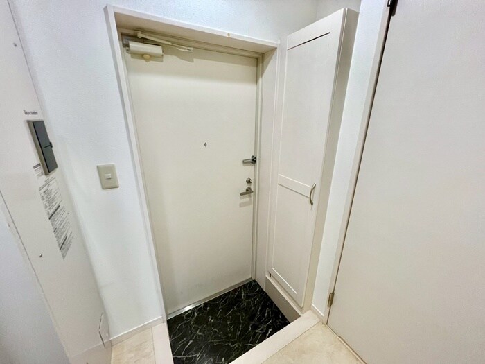 物件内観写真18　(玄関)