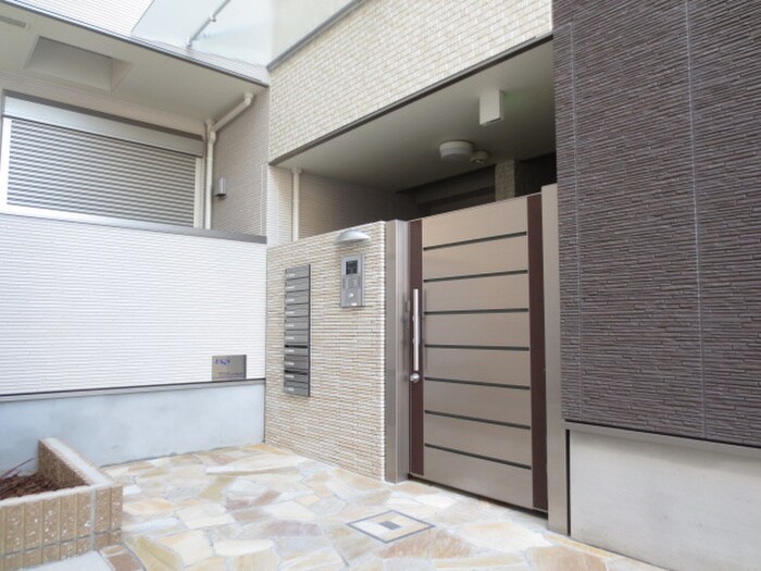 物件外観写真2　(エントランス部分)