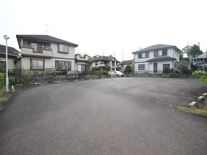 物件外観写真3　(駐車場)