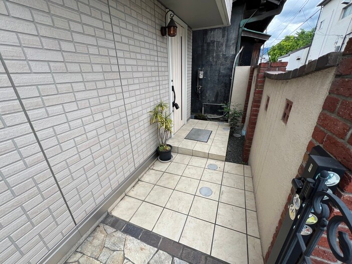 物件外観写真5　(エントランス部分)