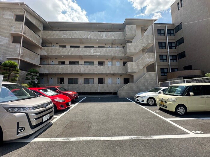 物件外観写真3　(駐車場)