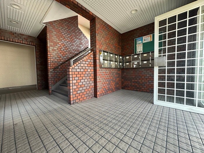 物件外観写真4　(エントランス部分)