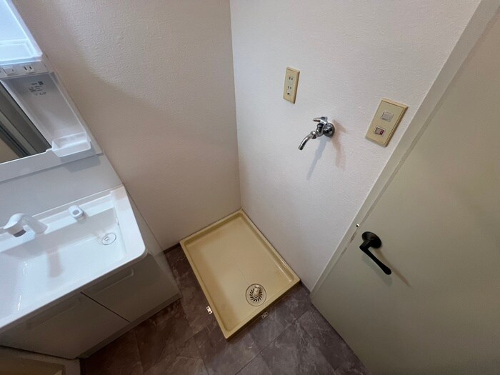 物件内観写真17　(洗濯機置場)