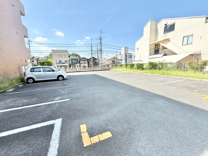 物件外観写真4　(駐車場)