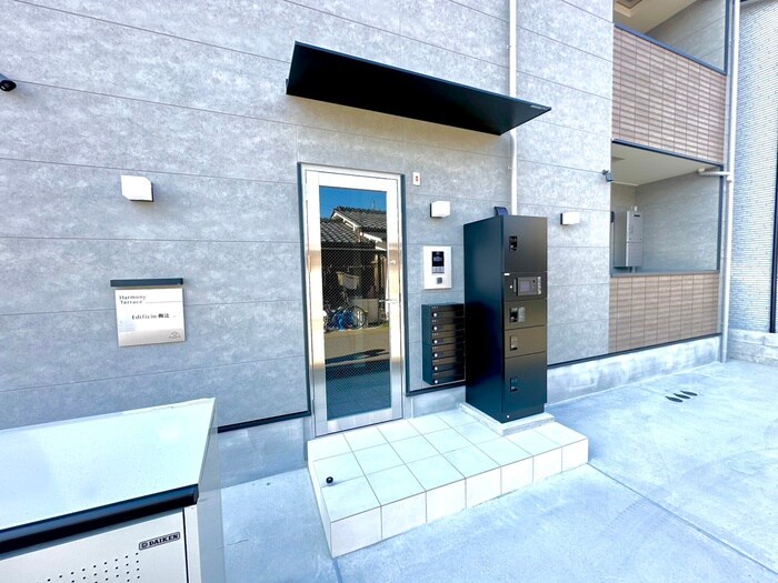 物件外観写真2　(エントランス部分)