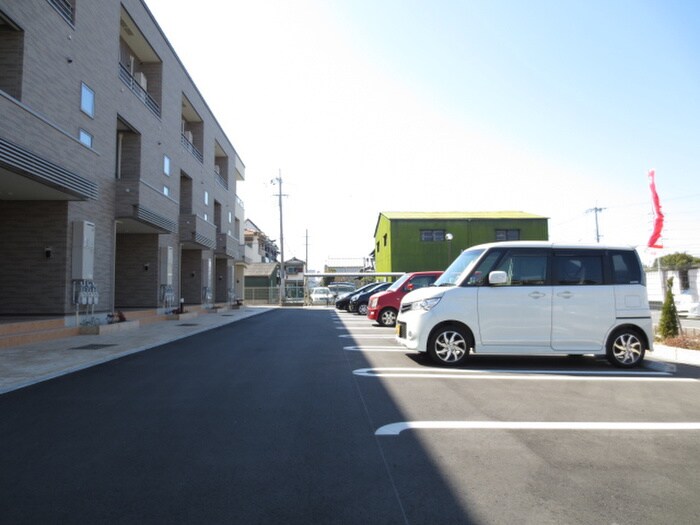 物件外観写真5　(駐車場)