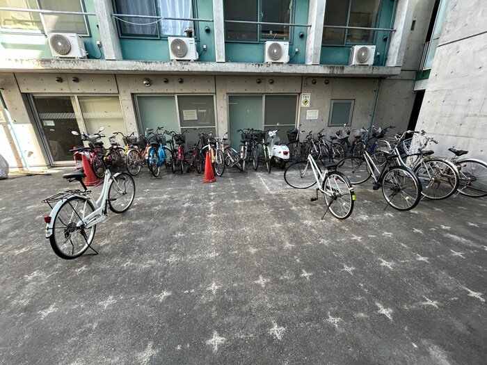 物件外観写真2　(駐輪場)