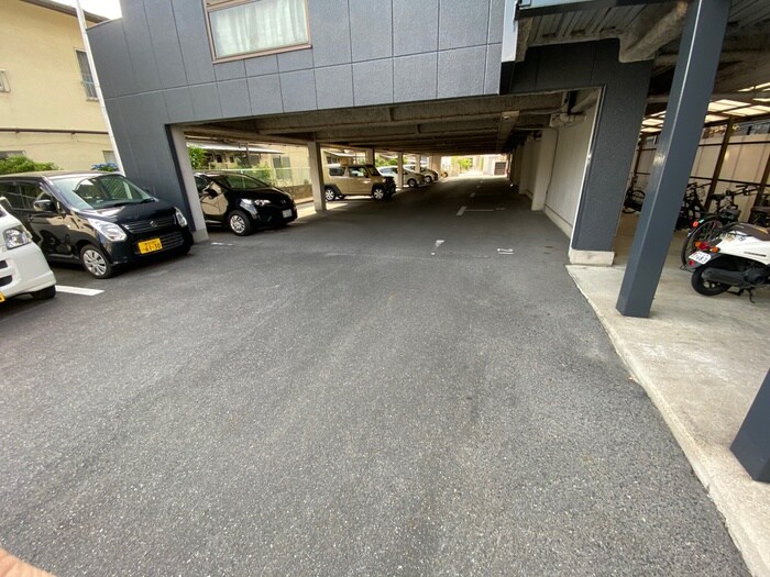 物件外観写真2　(駐車場)