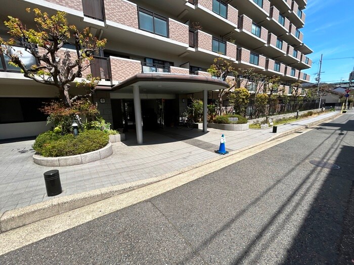 物件外観写真3　(エントランス部分)