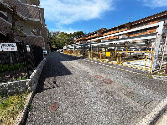 物件外観写真4　(駐車場)