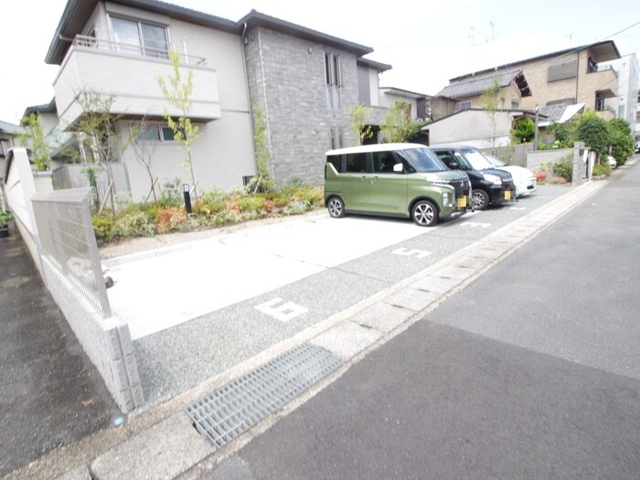 物件外観写真2　(駐車場)