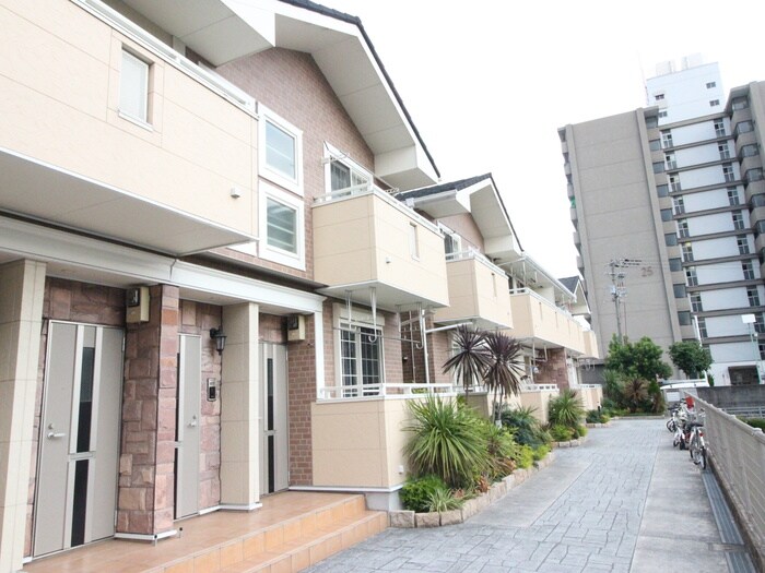 物件外観写真5　(エントランス部分)