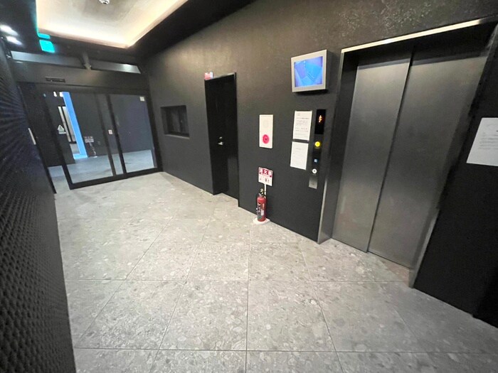 物件外観写真2　(エントランス部分)