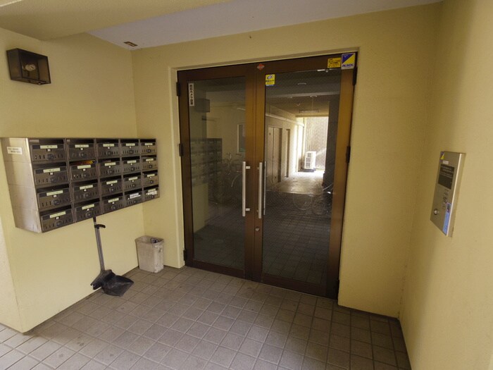 物件外観写真4　(エントランス部分)