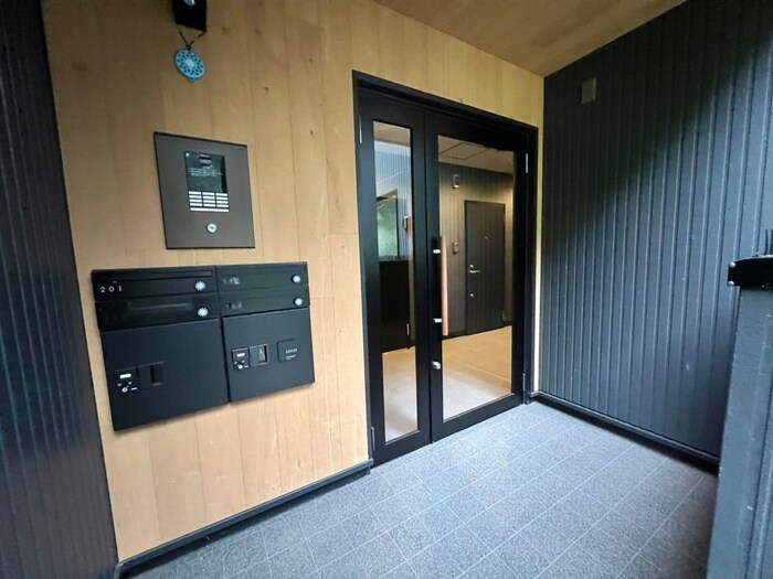 物件外観写真2　(エントランス部分)