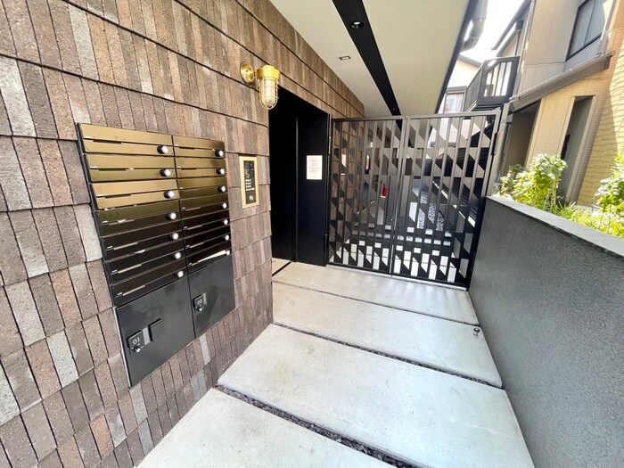 物件外観写真3　(エントランス部分)