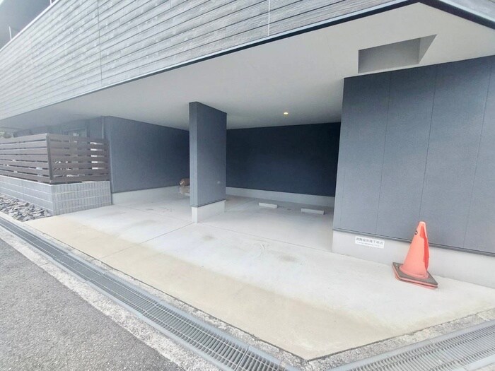 物件外観写真5　(駐車場)